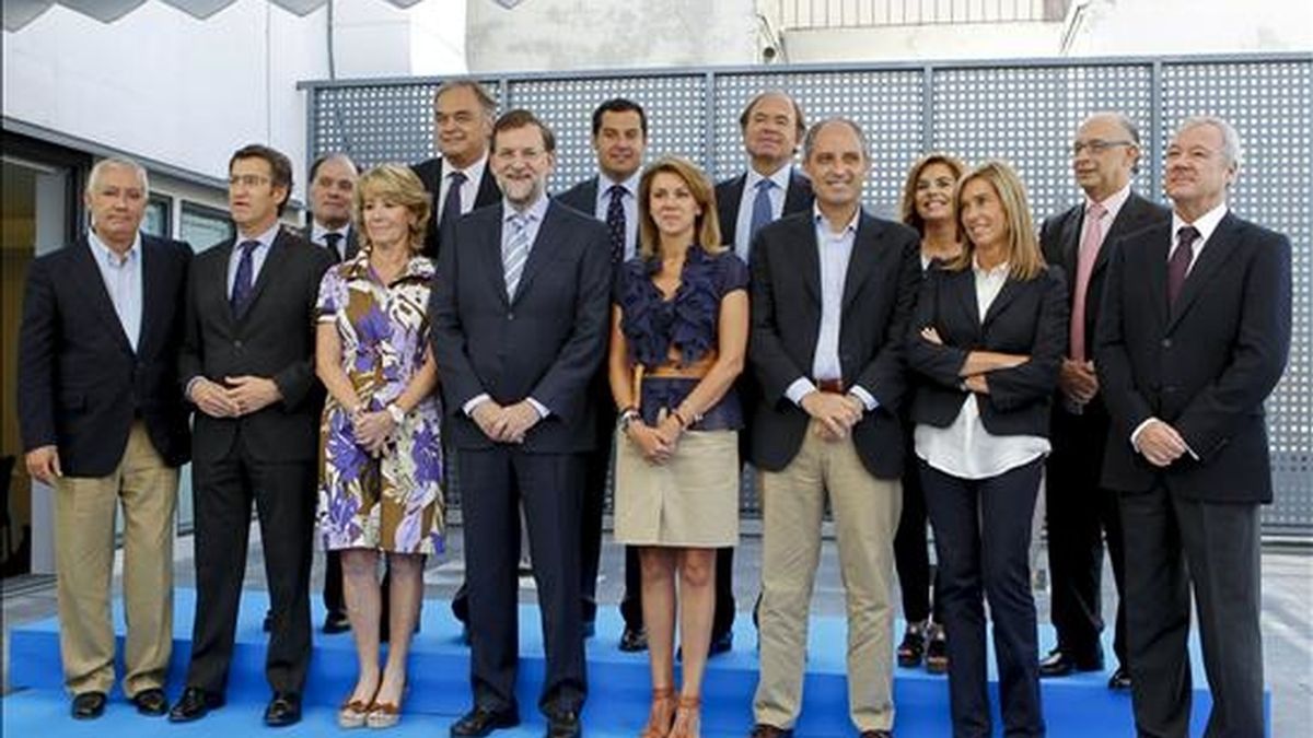 Foto de familia del presidente del PP, Mariano Rajoy (c), junto a los presidentes regionales del partido. EFE