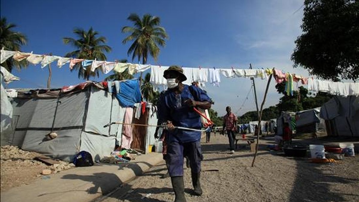 Un miembro del personal de salud pública de Haití fumiga con cloro un campamento de Carrefour este 27 de noviembre en Puerto Príncipe, Haití. EFE