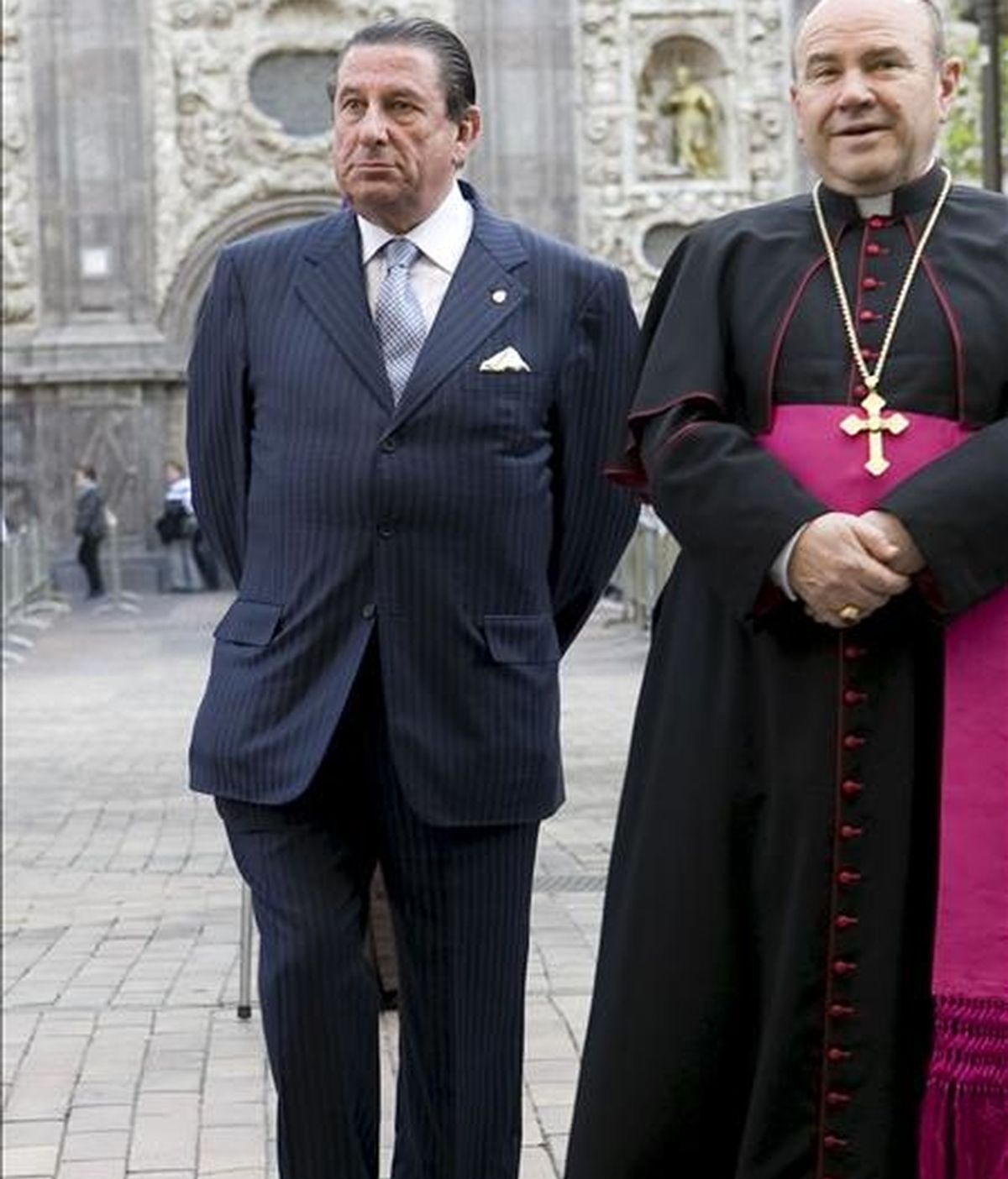El embajador de España en la Santa Sede, Francisco Vázquez (i), desfila junto al Arzobispo de Zaragoza, Manuel Ureña (d), durante la Procesión del Pregón, el pasado 4 de abril. EFE/Archivo