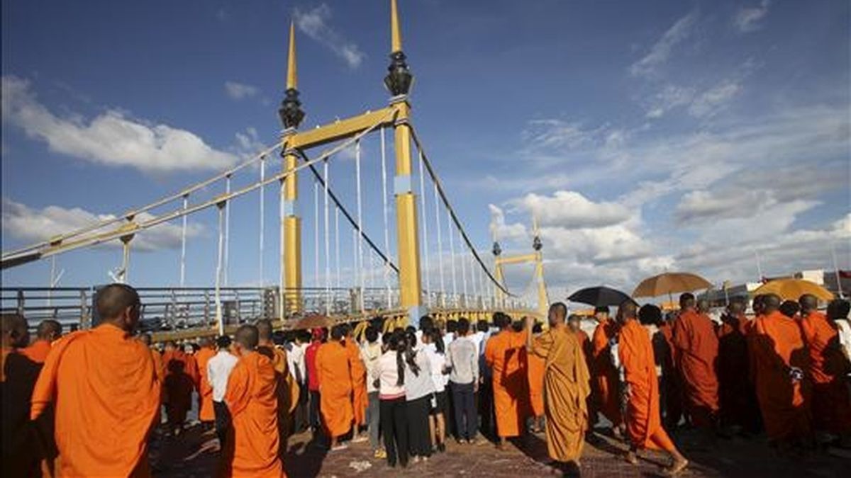 Monjes budistas se congregan para rezar por las víctimas de una estampida ante el puente donde ocurrió la tragedia durante la celebración del Festival del Agua en Phnom Penh, Camboya, el 23 de noviembre de 2010. Al menos 378 personas murieron y 755 resultaron heridas en la estampida, que ocurrió el 22 de noviembre en un puente de la  capital. EFE