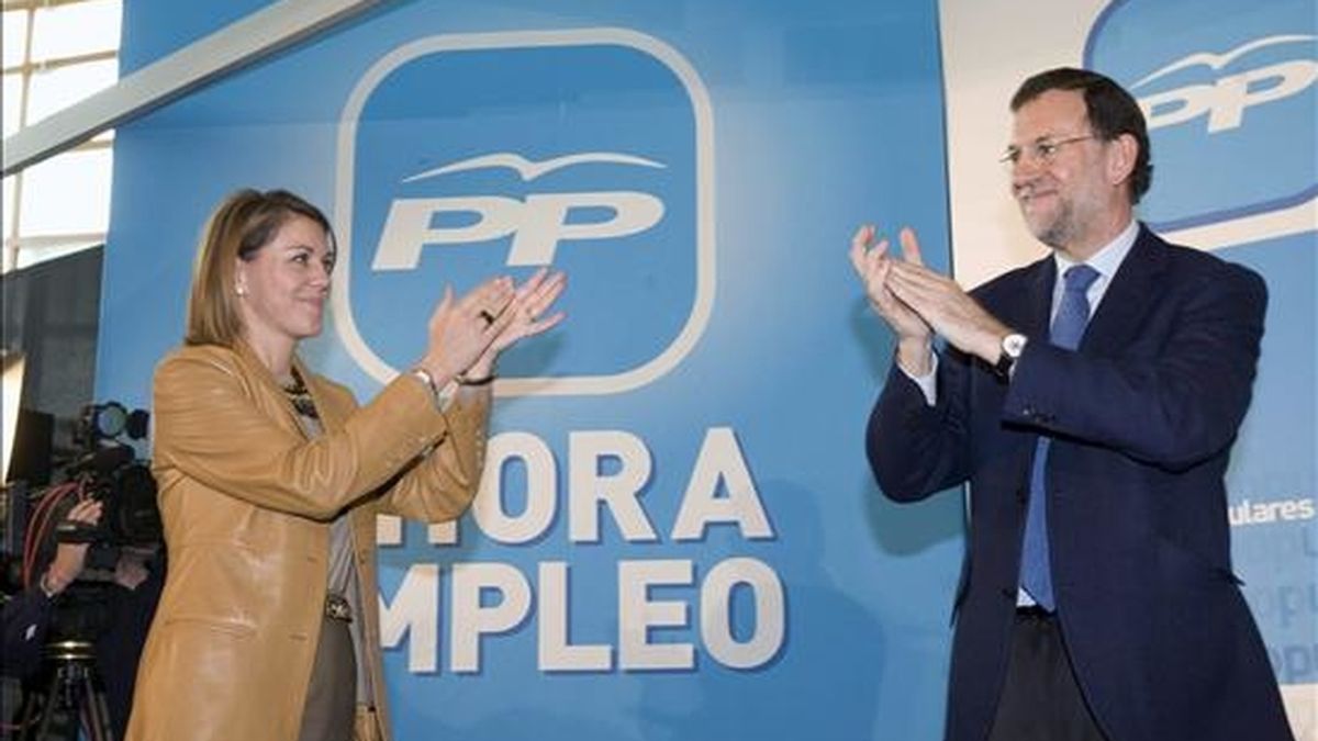 La secretaria general del Partido Popular (PP), María Dolores de Cospedal, aplaude a su presidente, Mariano Rajoy, el pasado 17 de diciembre en Zaragoza. EFE/Archivo