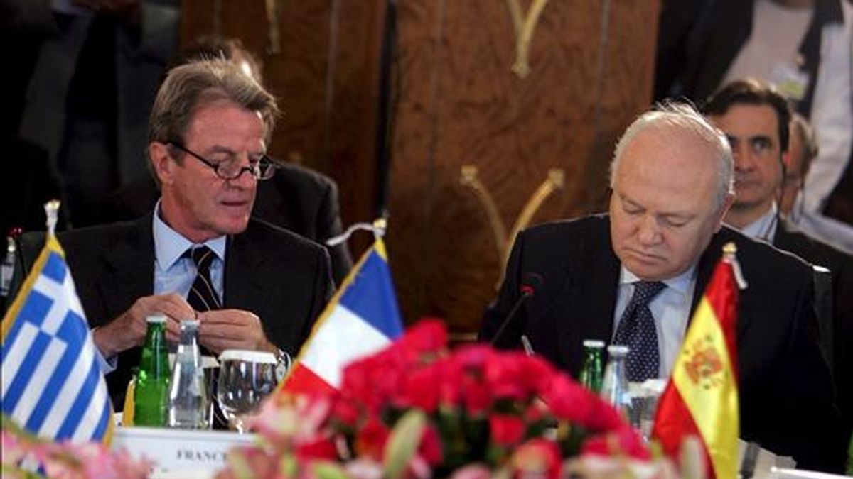 El ministro francés de asuntos exteriores, Bernard Kouchner, (i), y el ministro español de exteriores, Miguel Ángel Moratinos, (d), atienden durante la Conferencia del Foro del Mediterráneo celebrada en Argel, Argelia, en junio de 2008. EFE/Archivo