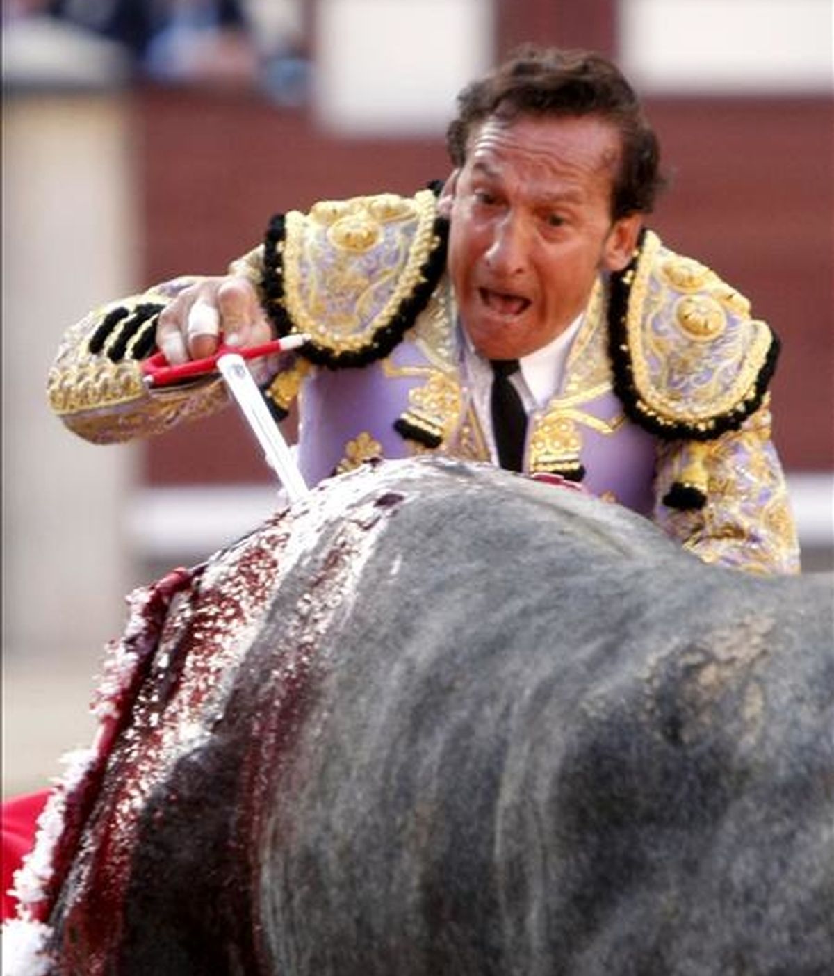 El diestro Carlos Escolar "Frascuelo", entra a matar a su primer astado, en la corrida de la Feria de San Isidro celebrada esta tarde en la Monumental de Las Ventas. EFE/Archivo