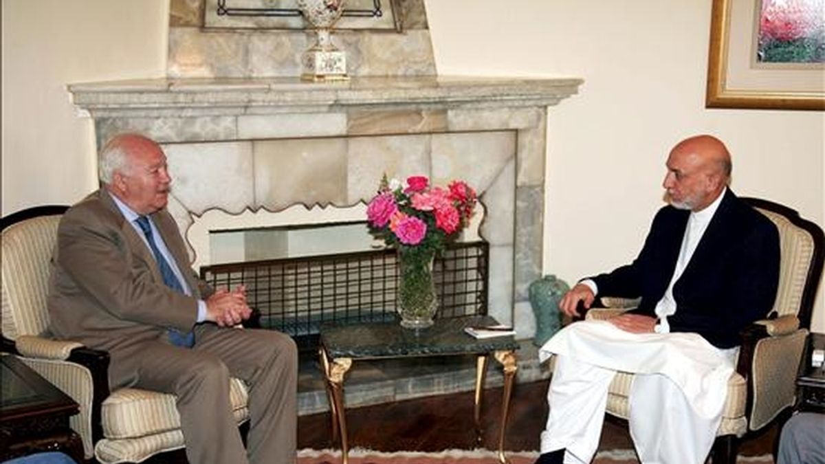 Imagen facilitada por el gobierno afgano el 18 de julio, que muestra al ministro español de Exteriores, Miguel Ángel Moratinos, (i), durante el encuentro que ha mantenido con el presidente afgano Hamid Karzai, en Kabul, (Afganistán). EFE