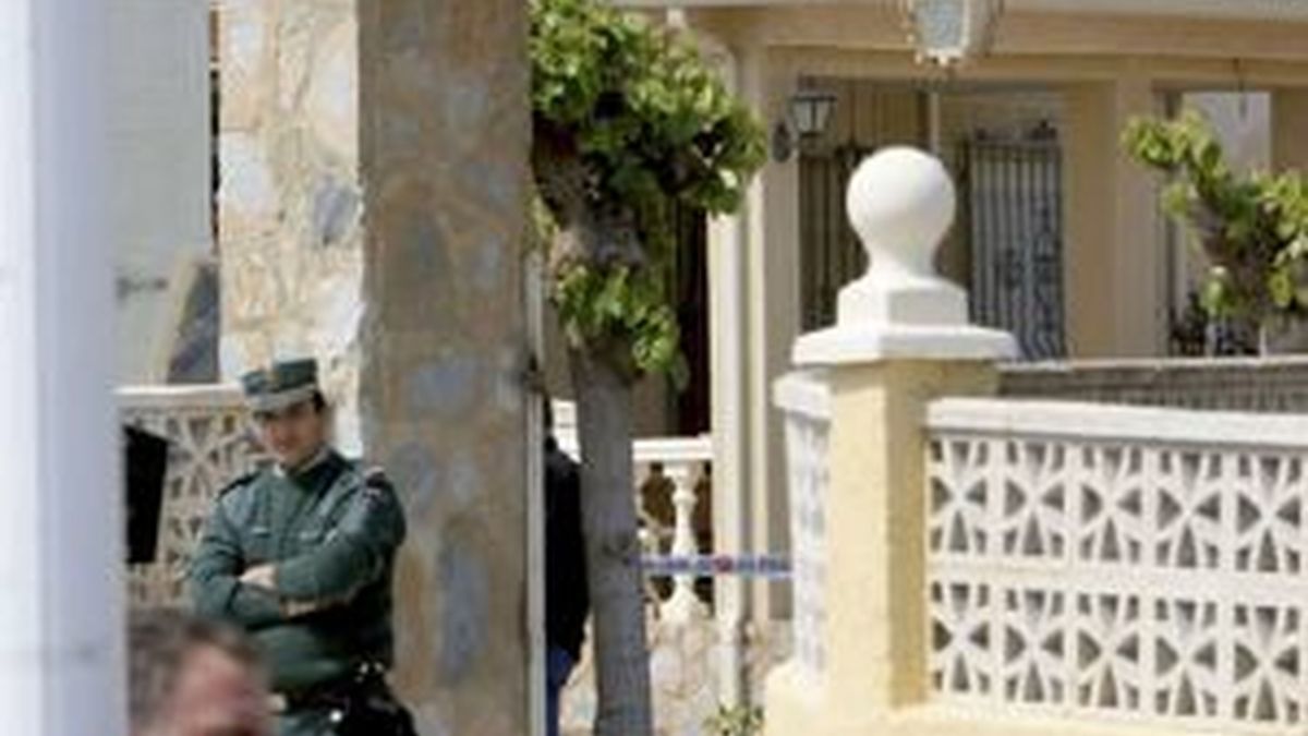 Un Guardia Civil custodia la casa donde se ha producido el asesinato. Foto: EFE