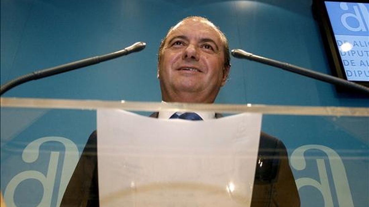 El presidente de la Diputación de Alicante, José Joaquín Ripoll (c), durante la rueda de prensa que ha ofrecido hoy en el Palacio Provincial de la Diputación. EFE El presidente de la Diputación de Alicante, José Joaquín Ripoll (c), durante la rueda de prensa que ha ofrecido hoy en el Palacio Provincial de la Diputación. EFE