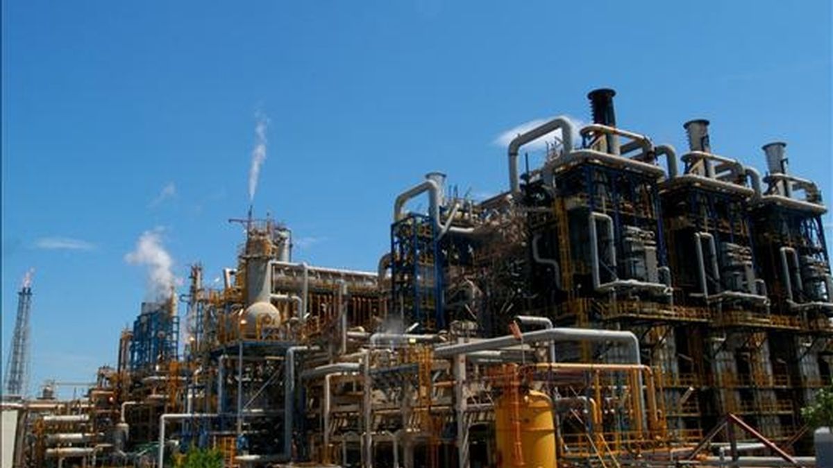 En la imagen una planta perteneciente al Complejo Petroquímico El Tablazo en Maracaibo(Venezuela). EFE