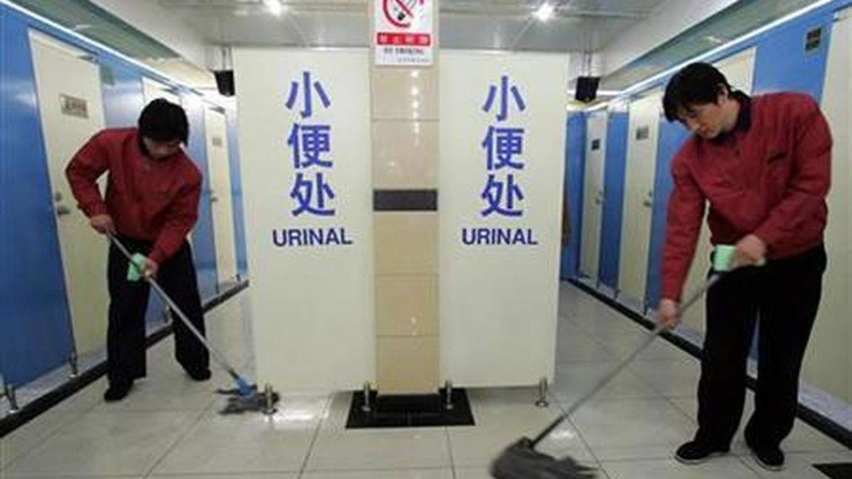 Pekín limita a dos el número de moscas en cada baño público