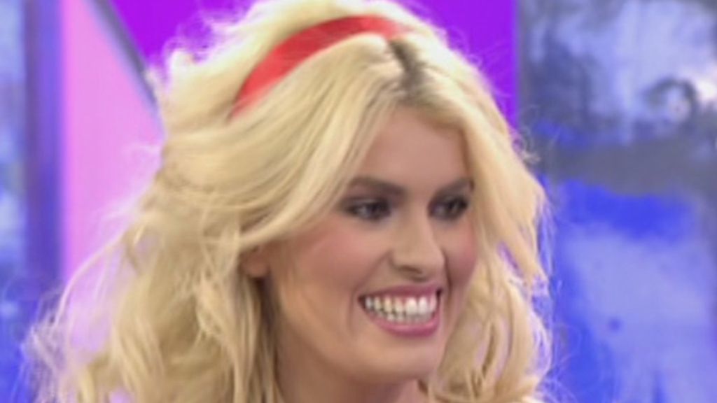 Adriana, de rojo pasión en 'Sálvame'