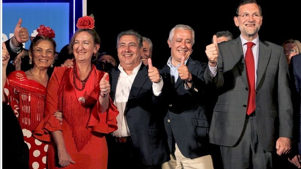El presidente nacional del PP, Mariano Rajoy (c), junto al líder de los populares andaluces, Javier Arenas (i), y el candidato a la alcadia de Sevilla, Juan Ignacio Zoido, en la tradicional pegada de carteles que marca el inicio de la campaña para las elecciones Municipales y Autonómicas del 22 de mayo, esta noche en Sevilla. EFE El presidente nacional del PP, Mariano Rajoy (c), junto al líder de los populares andaluces, Javier Arenas (i), y el candidato a la alcadia de Sevilla, Juan Ignacio Zoido, en la tradicional pegada de carteles que marca el inicio de la campaña para las elecciones Municipales y Autonómicas del 22 de mayo, esta noche en Sevilla. EFE