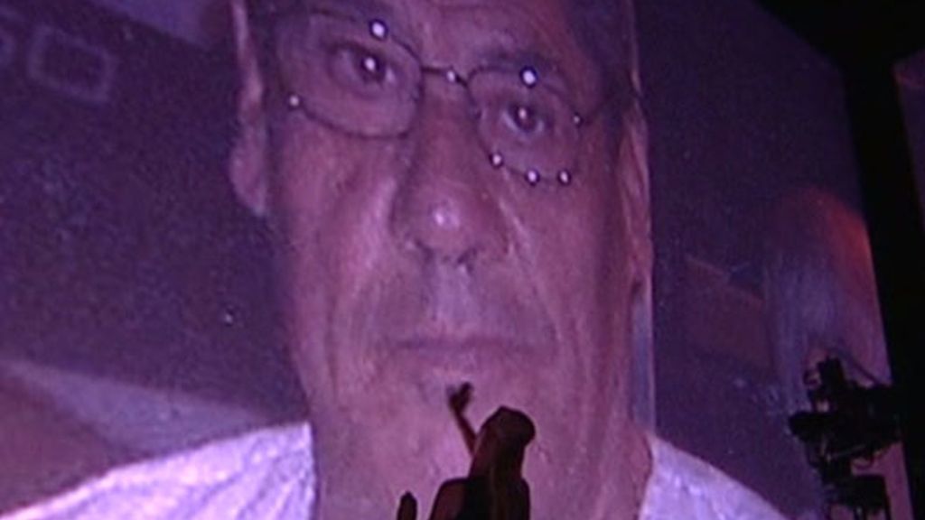 Belén vuelve a besar a su padre