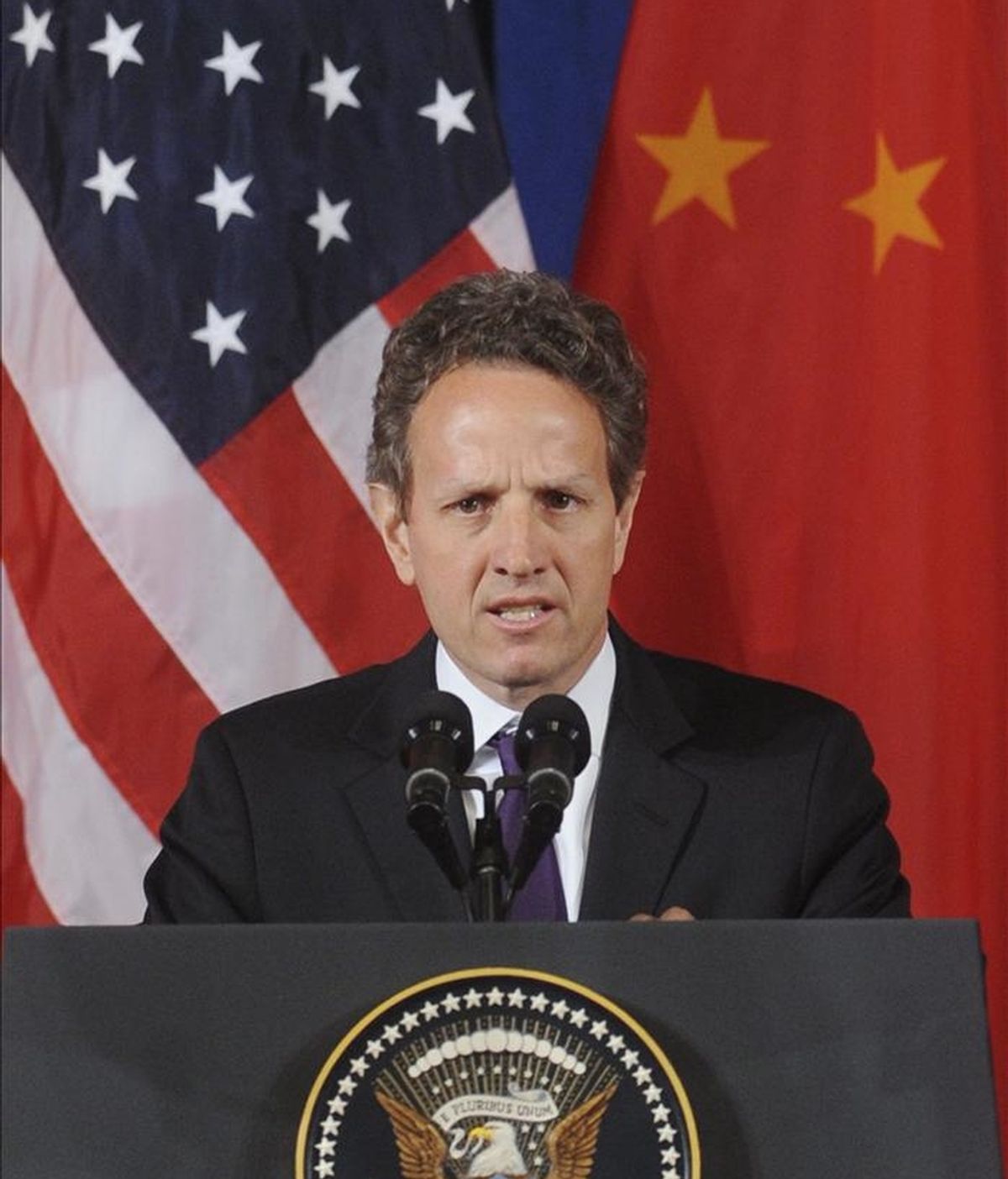 El Secretario del Tesoso de Estados Unidos Timothy Geithner, hace un comentario durante la inauguración del Diálogo Estratégico y Económico entre Estados Unidos y China 2011, en Washington, EE.UU., este 9 de mayo. EFE