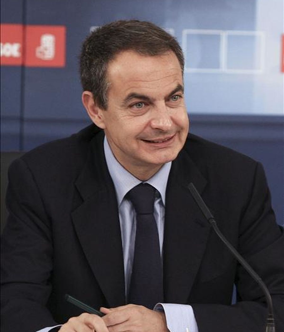 El jefe del Gobierno, José Luis Rodríguez Zapatero, al inicio del acto en el que se constituyó la delegación española en el grupo socialista europeo, que estará formada por los veintiún eurodiputados del PSOE elegidos el pasado domingo. EFE