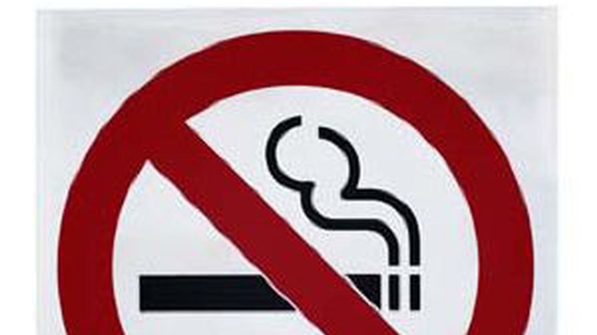 Cartel indicativo que prohibe fumar. Foto: Archivo.