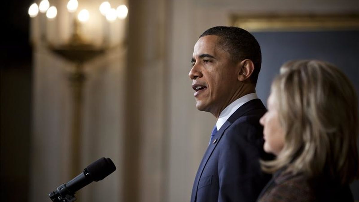 El presidente estadounidense Barack Obama (i), habla sobre la situación en Libia ayer, acompañado por la secretaria de estado, Hillary Clinton (d), en la Casa Blanca, en Washington DC (EEUU). Obama, afirmó que el "baño de sangre" y el "sufrimiento" en Libia son "inaceptables". EFE