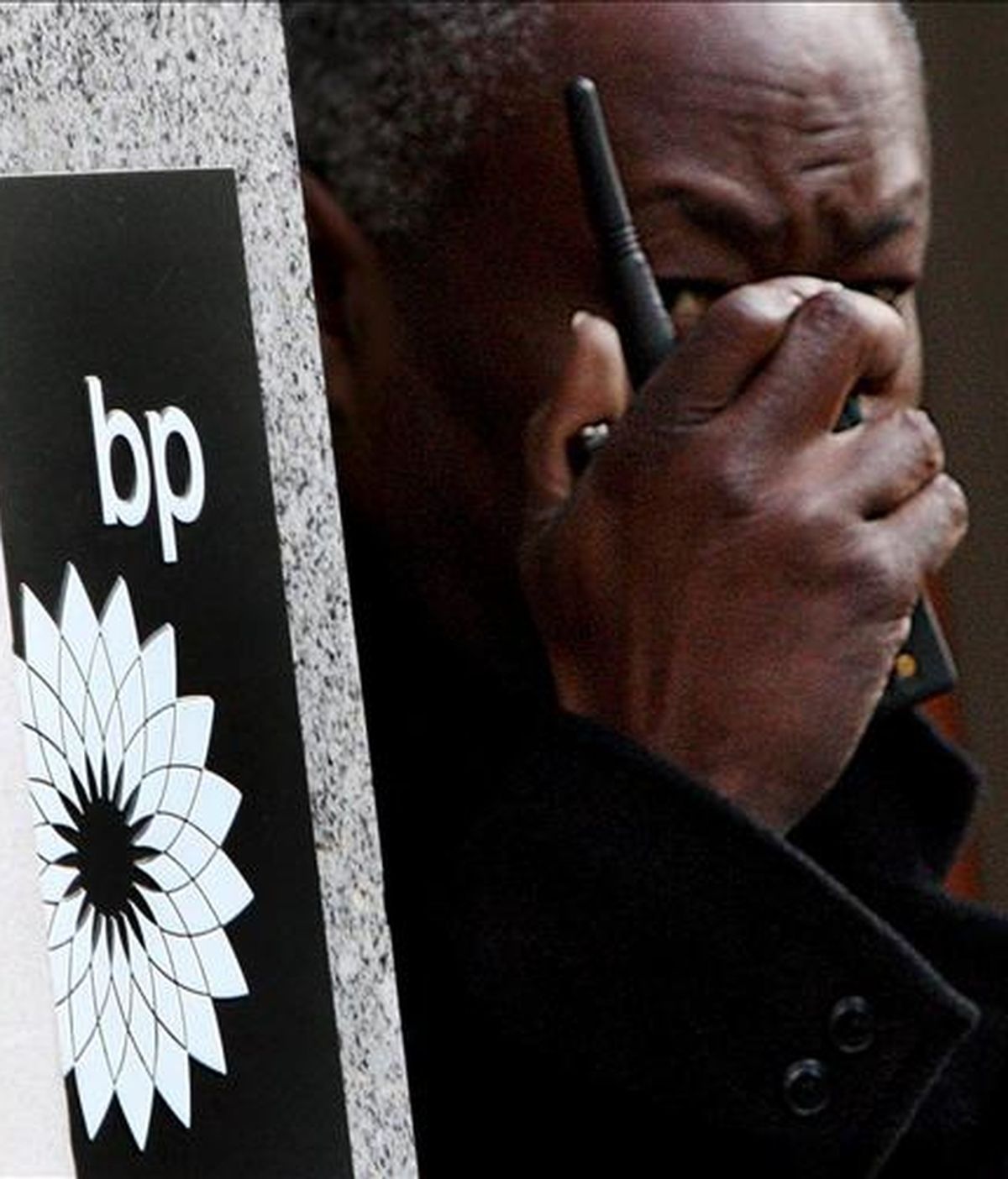 Un miembro de seguridad vigila la sede de la compañía petrolera British Petroleum en Londres, Reino Unido. EFE/Archivo