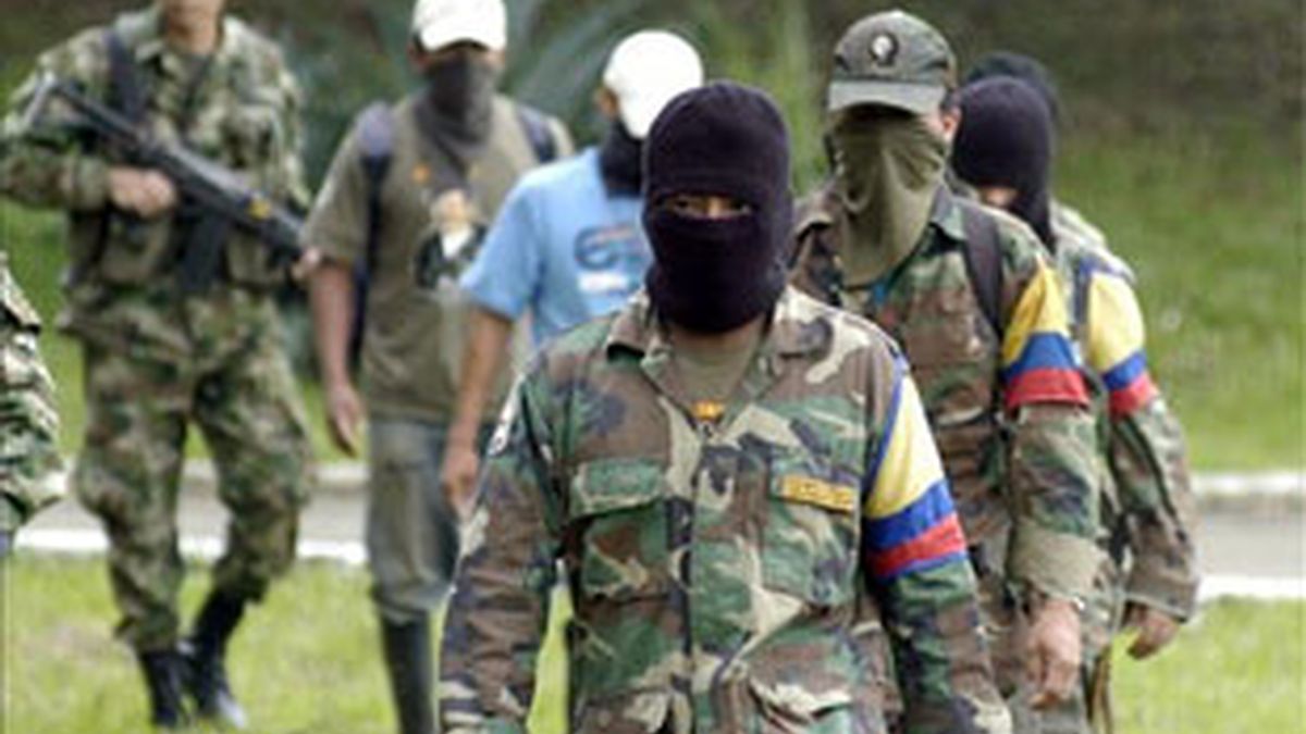 Imagen de archivo de guerrilleros de las FARC. Foto: EFE.
