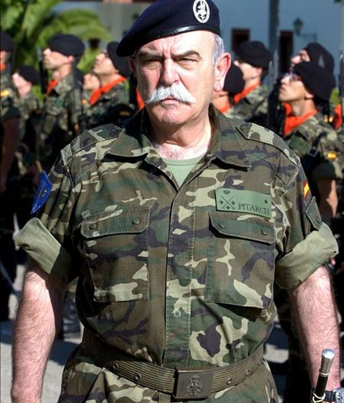 El comandante jefe del Eurocuerpo, el teniente general Pedro Pitarch, durante su visita a la Base General Menacho de Bótoa (Badajoz) en junio de 2008, donde visitó las unidades que integra la Brigada Mecanizada Extremadura XI, adscritas al Cuerpo del Ejército Europeo (denominada tambien Eurocuerpo). EFE/Archivo