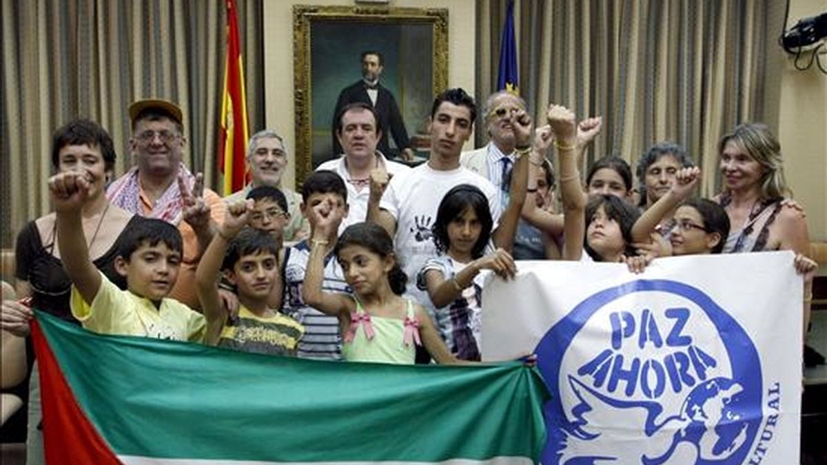 El diputado de IU, Gaspar Llamazares (3i-detrás), recibió hoy en el Congreso de los Diputados a un grupo de niños palestinos que participan en el programa "Vacaciones para la Paz 2010", organizado por la asociación Paz Ahora. EFE