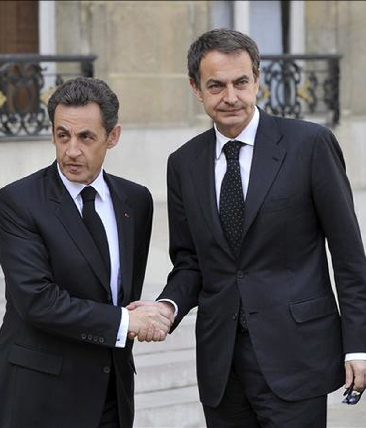 El presidente francés, Nicolas Sarkozy (i), estrecha la mano del jefe del Ejecutivo español, José Luis Rodríguez Zapatero, a su llegada a una reunión en el Palacio Elíseo, en París (Francia). EFE/Archivo