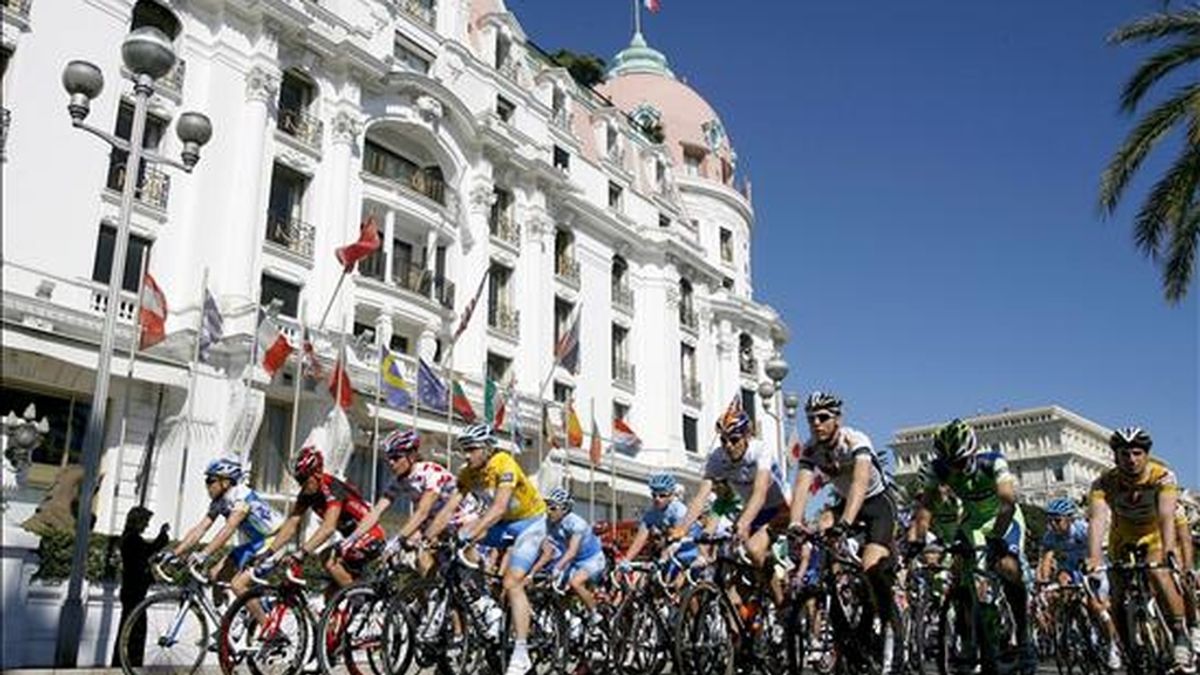 Un grupo de ciclistas pasa por delante del hotel Negresco de Niza. EFE/Archivo