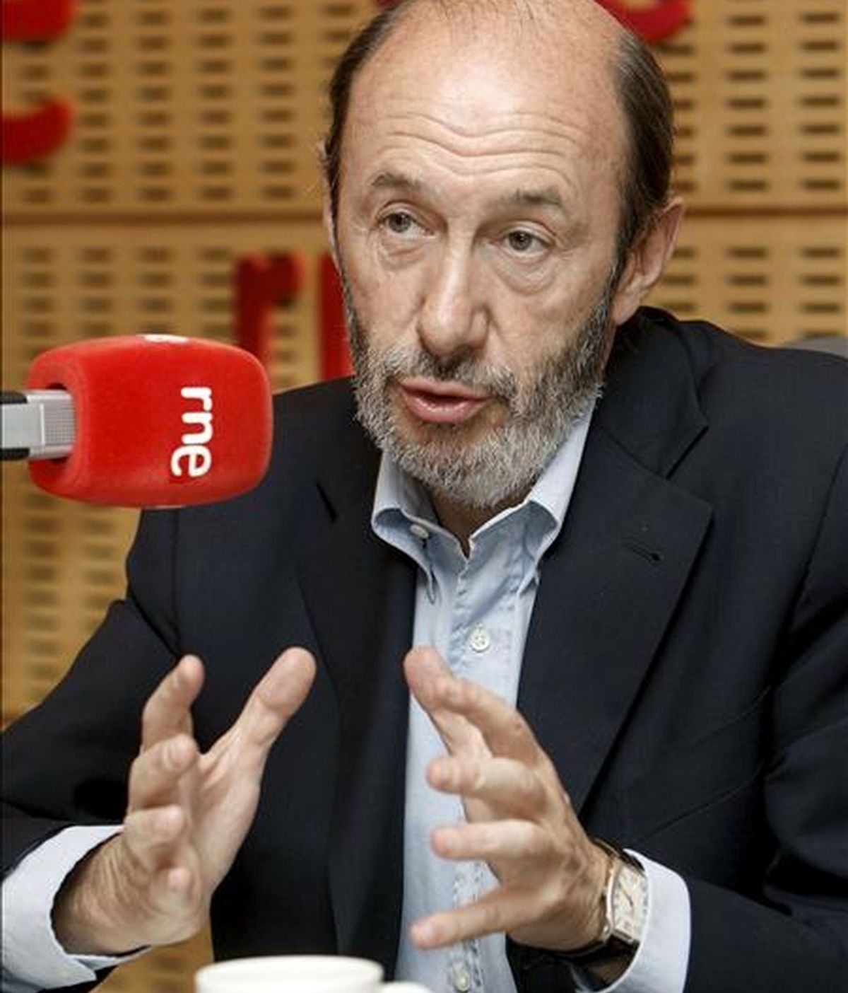 El ministro del Interior, Alfredo Pérez Rubalcaba, durante la entrevista que concedió hoy al programa "No es un día cualquiera", de RNE. EFE/Manuel H. de León