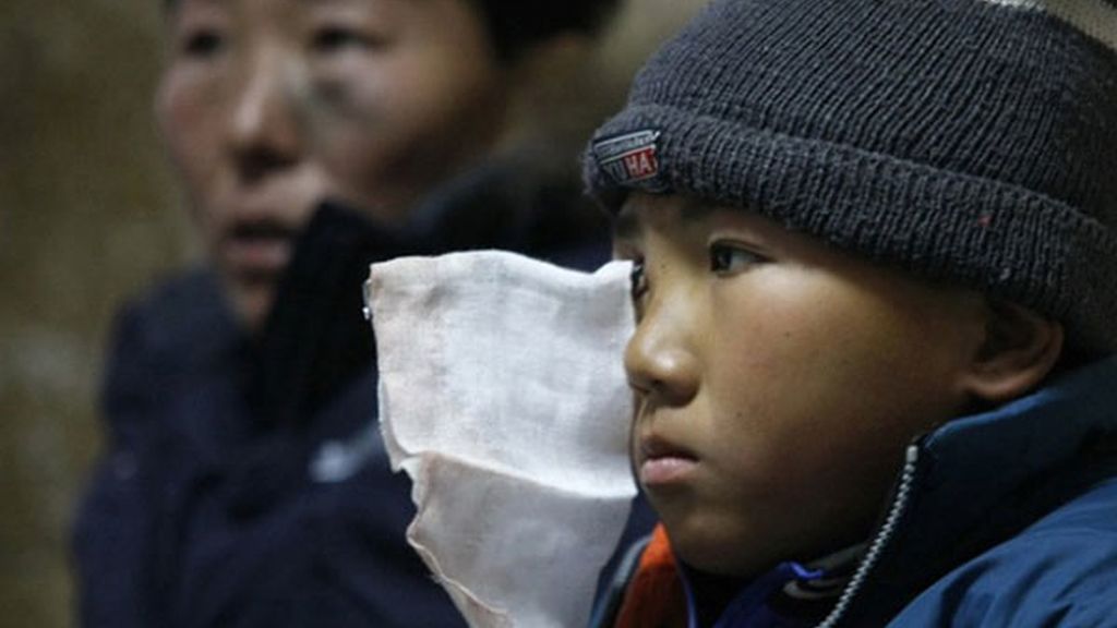 Se clava un gancho en un ojo