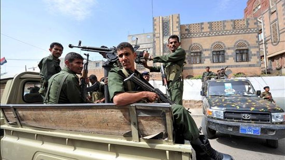 Policías yemeníes patrullando en Saná. EFE/Archivo