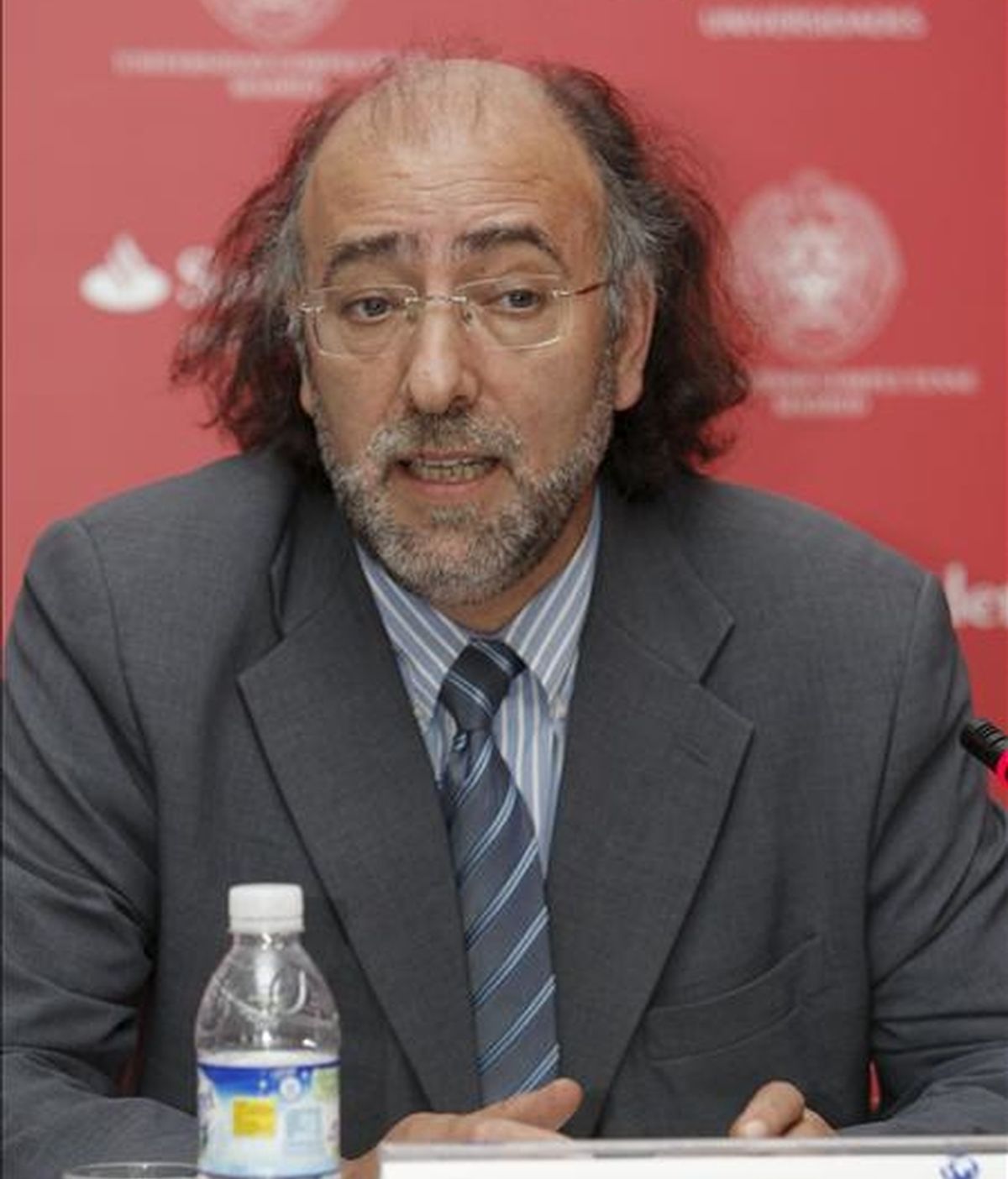 El director general del Libro, Rogelio Blanco, durante su intervención en los Cursos de Verano de El Escorial sobre la transformación del texto digital ante la encrucijada del libro electrónico, en el que también participan responsables políticos, directores de instituciones, profesores, académicos y creadores digitales. EFE