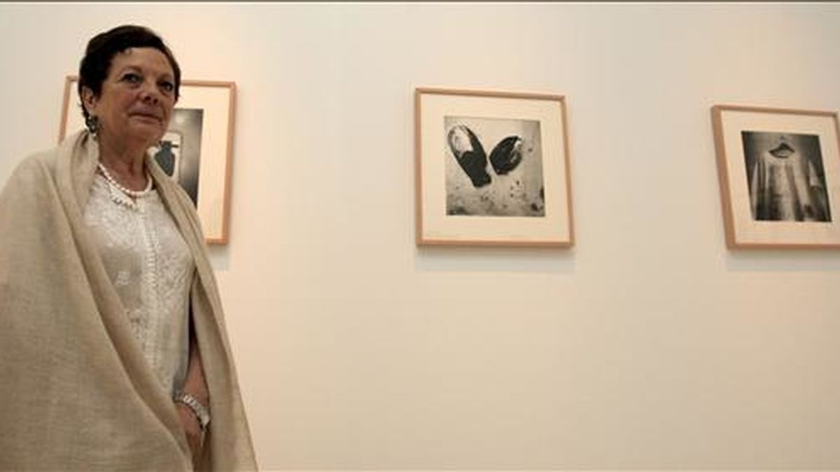 La fotógrafa mexicana Graciela Iturbide, galardonada el pasado año con el Premio Hasselblad, ante algunas de sus imágenes, hoy en la sede de la Fundación Mapfre de Madrid que acoge una muestra de su obra. EFE