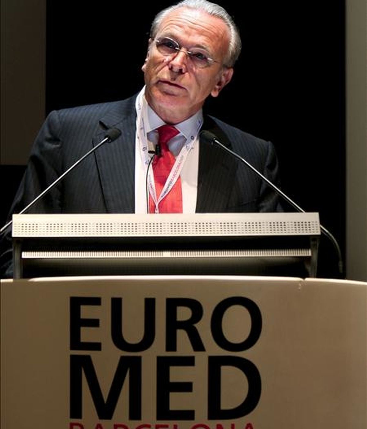 El presidente de La Caixa, Isidro Fainé, durante su intervención en la Conferencia Euromed, la cumbre de las cajas de ahorros del área euromediterránea, hoy en Barcelona. EFE
