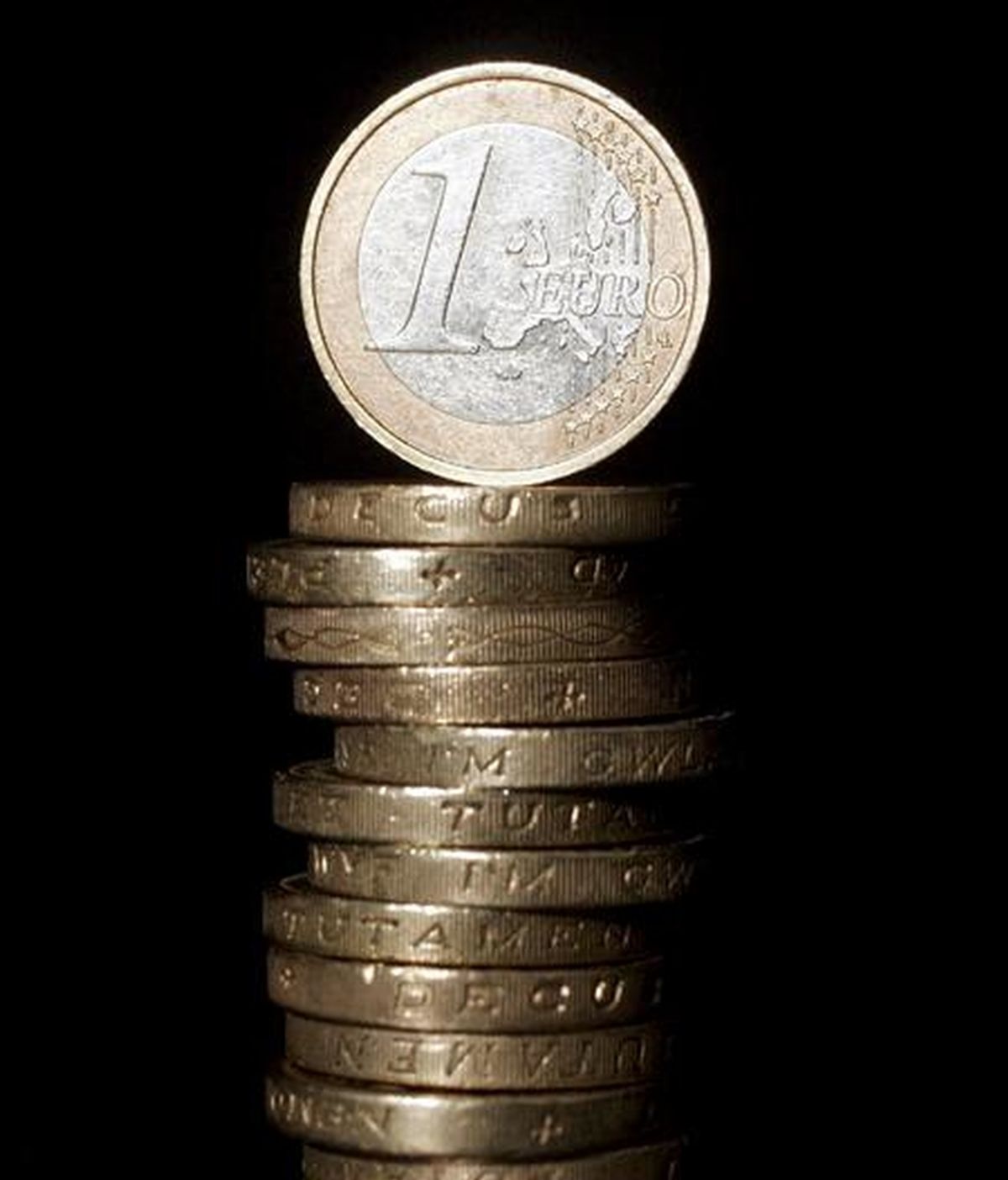 Una columna de monedas de 1 euro. EFE/Archivo