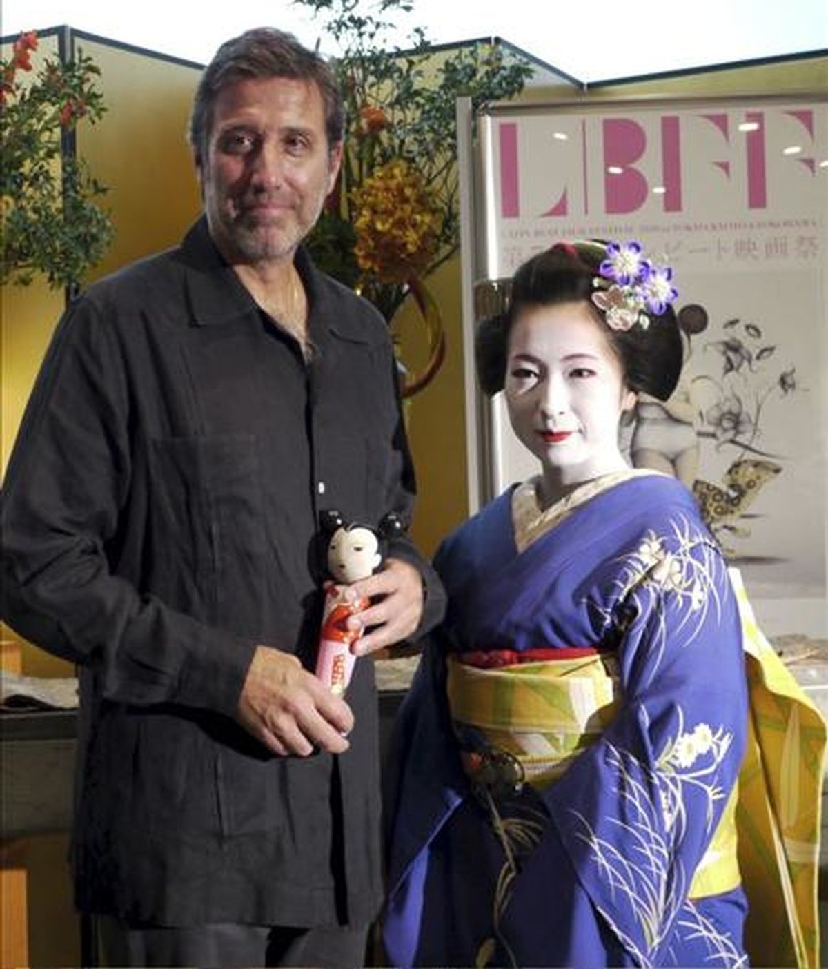 El director de cine Emilio Aragón muestra el galardón a la mejor película del Festival Latin Beat de Japón, por "Pájaros de papel", su ópera prima, que narra la historia de un grupo de vodevil en la España de los años 40. EFE