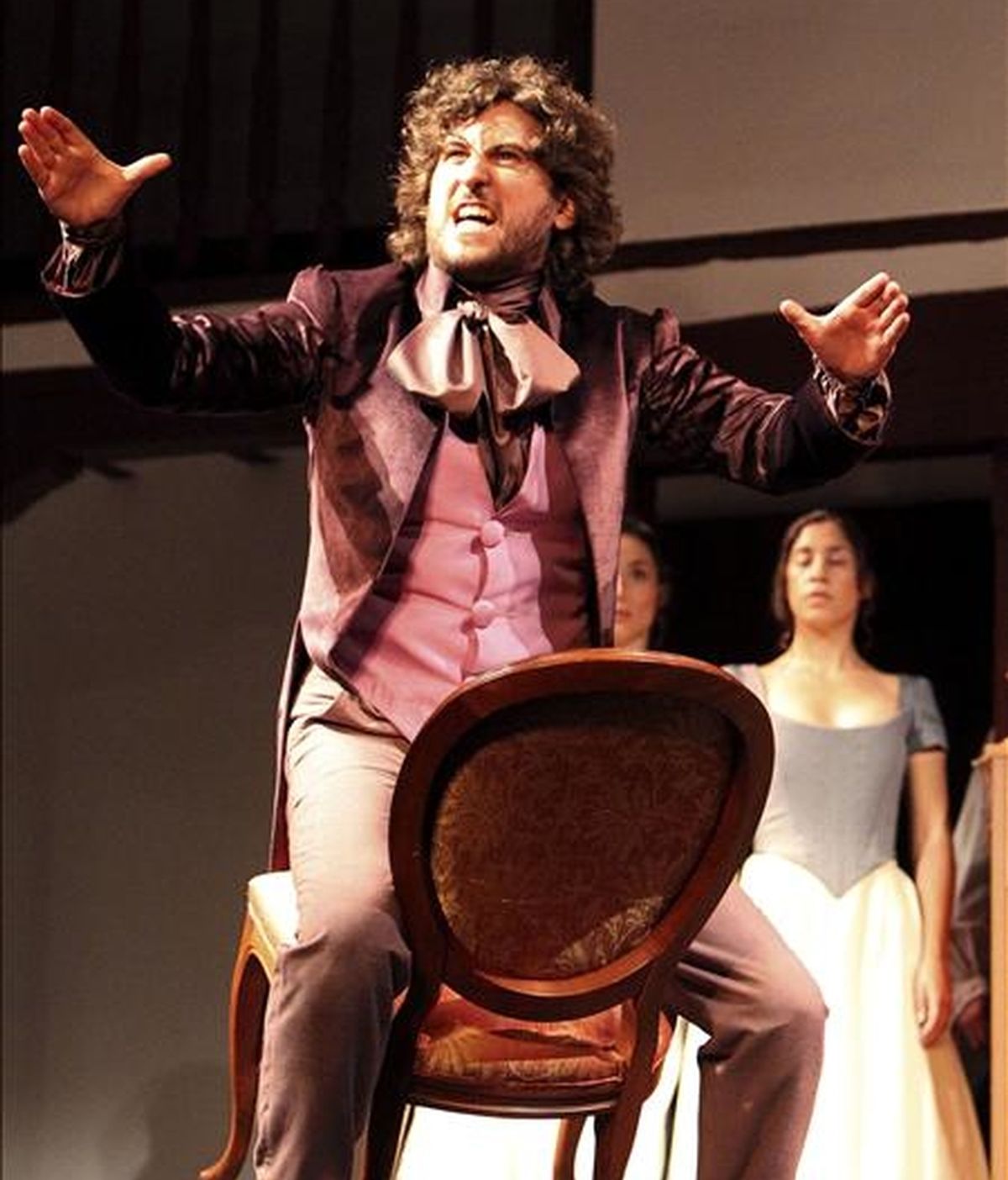 El actor Francesco Carril, que interpreta a Don Juan, durante el pase gráfico de "La moza de cántaro", una pieza teatral de Lope de Vega, en el Corral de Comedias de Almagro, dentro de la programación del Festival de Teatro Clásico de la localidad castellano-manchega. EFE