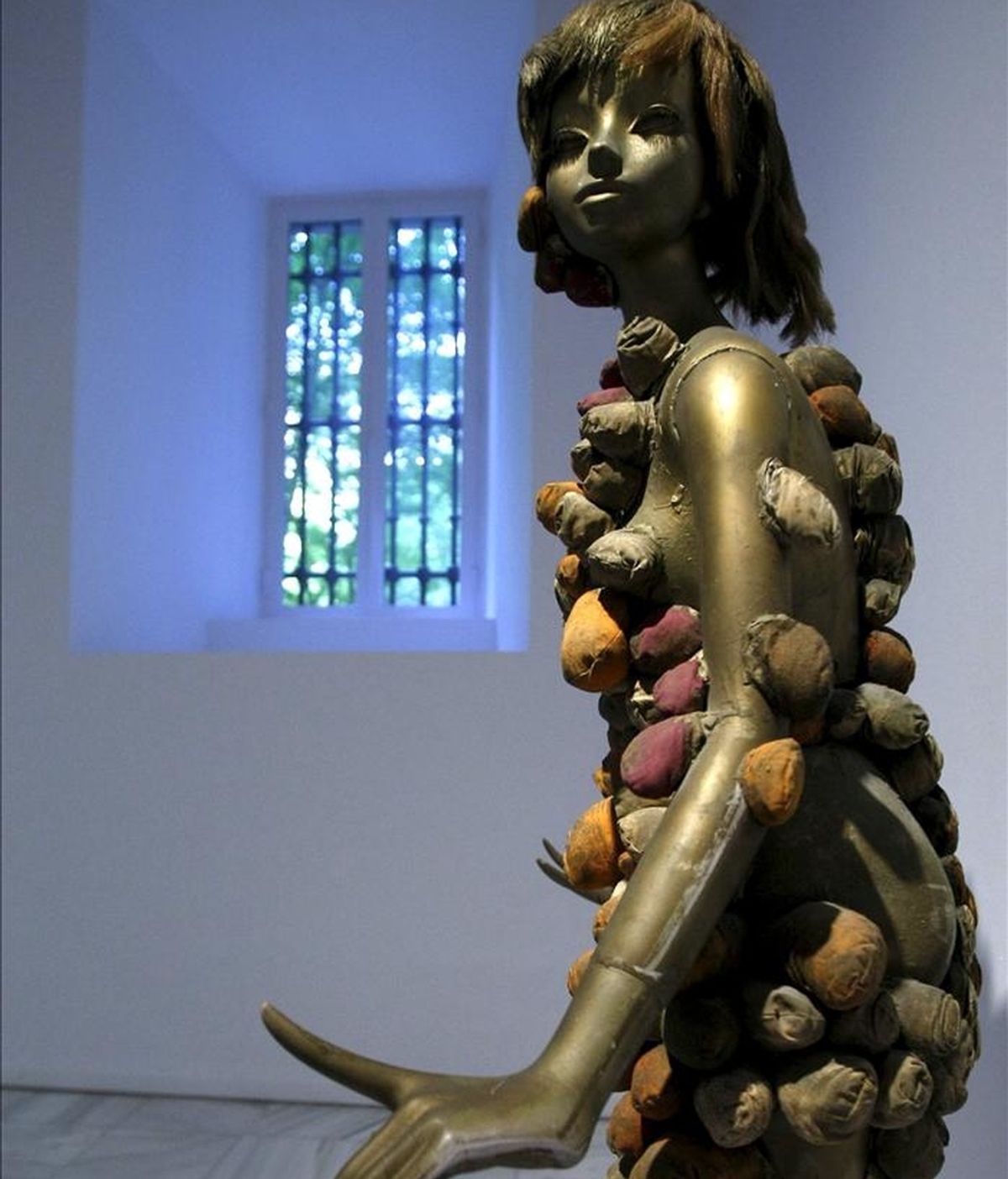 Vista de una de las esculturas que se pueden ver en la primera exposición en España de la artista japonesa Yayoi Kusama, que se ha presentado hoy en el Museo Reina Sofía. EFE