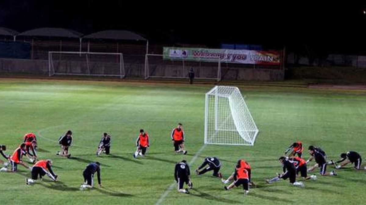 Los jugadores de la selección española durante el entrenamiento que se ha llevado a cabo esta tarde en Bloemfontein, sede de los dos próximos partidos del combinado español en la Copa Confederaciones que se disputa en Sudáfrica. EFE