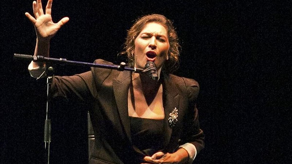 La cantaora Estrella Morente durante su actuación en la inauguración de la VIII edición del certamen que se celebera en el Teatro Salder's Wells de la capital britanica. EFE
