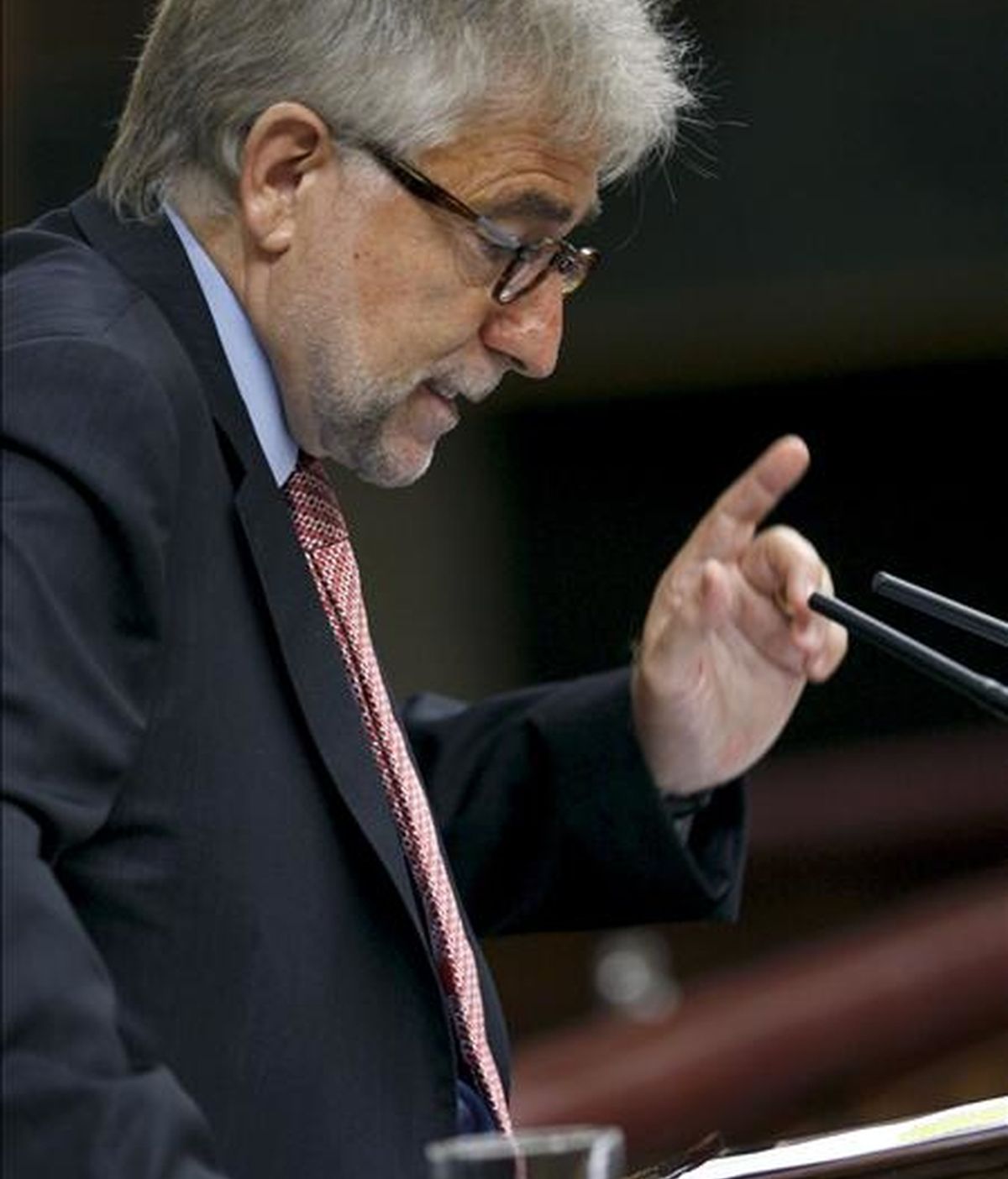 El diputado de CiU Josep Sánchez-Llibre, durante su intervención en el debate sobre el techo de gasto para 2010 y los objetivos de estabilidad presupuestaria del trienio 2010-2012 en el Pleno del Congreso de los Diputados. EFE