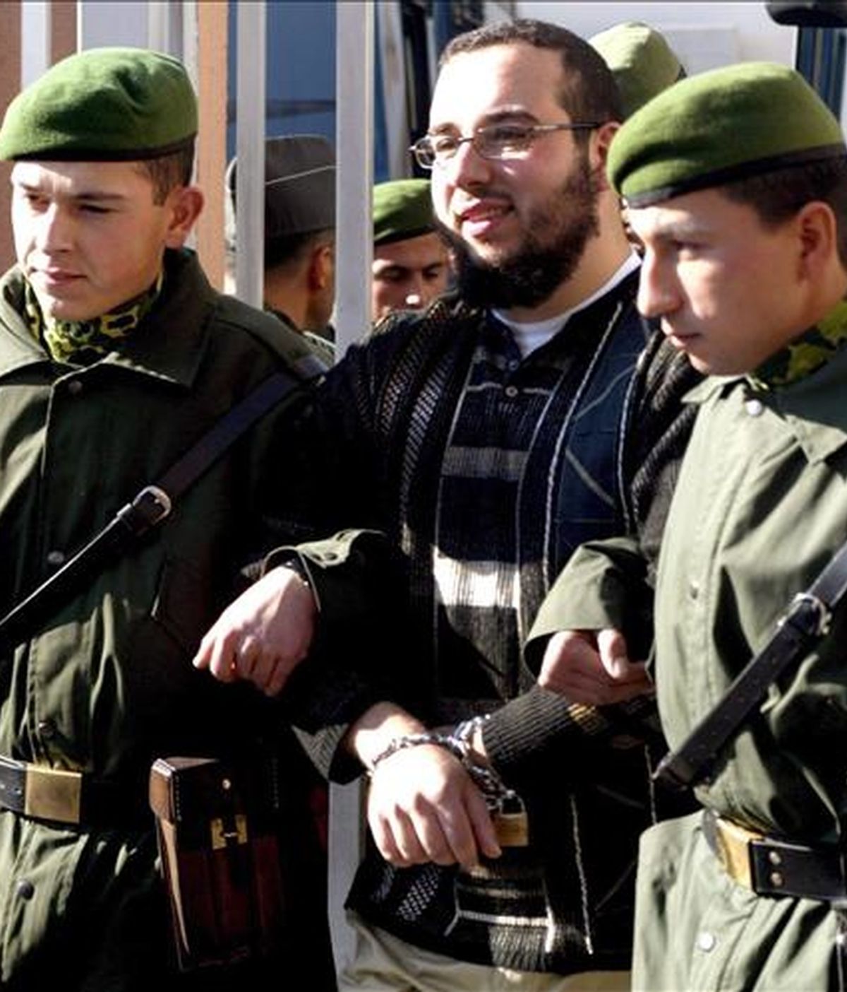 Fotografía de imagen del 14 de noviembre de 2006 de dos gendarmes turcos escoltando al acusado Hamid Obysi (C), presunto miembro de Al Qaeda, hasta el juzgado de Estambul (Turquía), hoy martes 14 de noviembre de 2006. EFE/Archivo