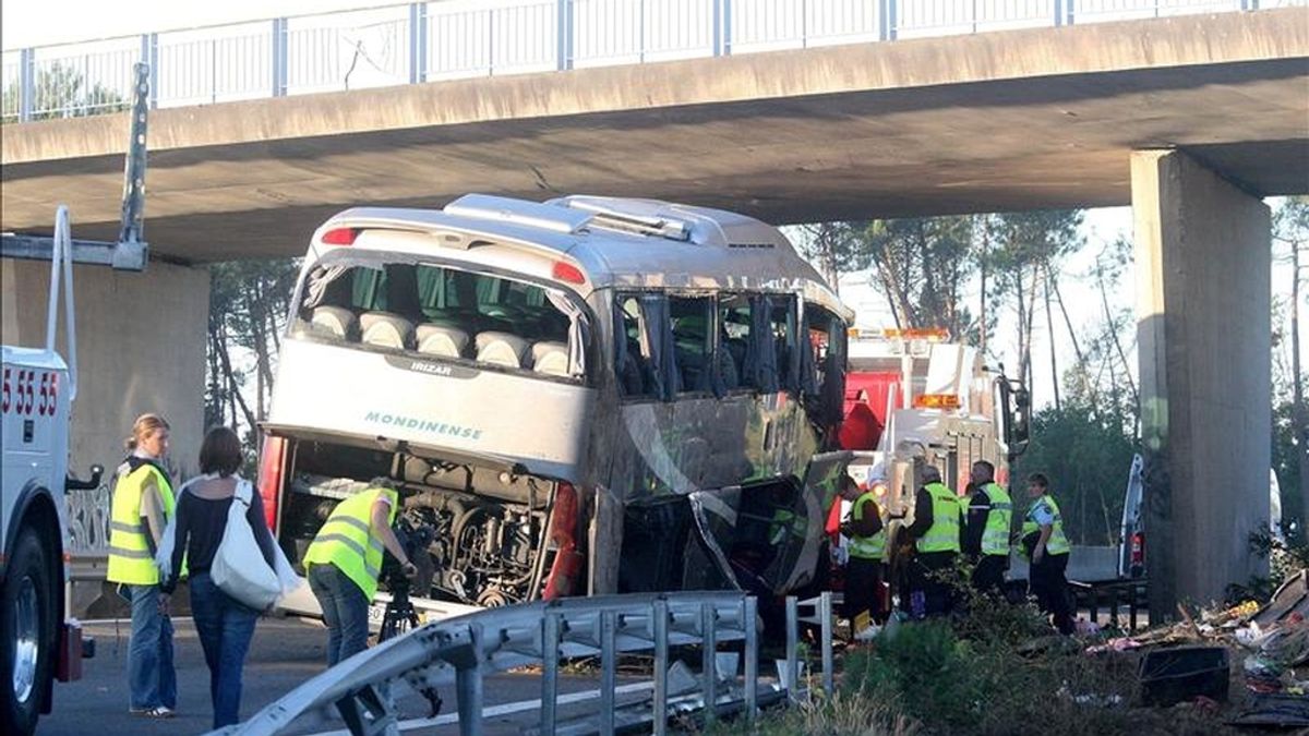 Imagen de archivo de un accidente de autobús ocurrido en la Route Nationale 10, cerca de Saugnacq-et-Muret, al suroeste de Francia, en agosto de 2009. EFE/Archivo