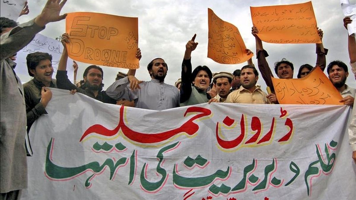 Miembros de la Federación de Estudiantes de Waziristán sostienen una pancarta en protesta al ataque con misiles de EEUU en un bastión talibán al norte de Waziristán en la que murieron 38 personas, el pasado mes de marzo. EFE/Archivo