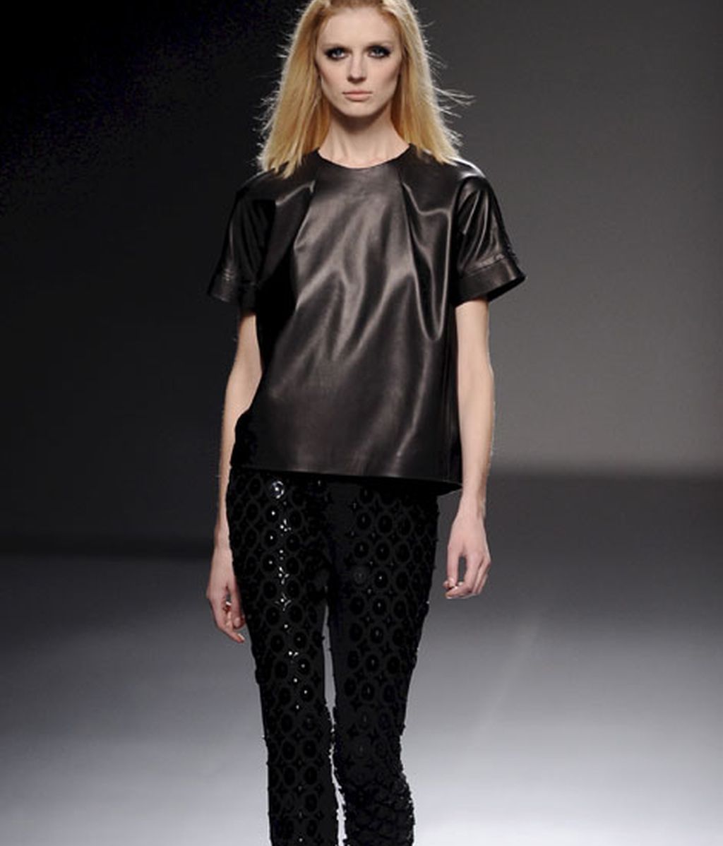 Minuciosa al combinar sedas, tules, pedrería, crochet...