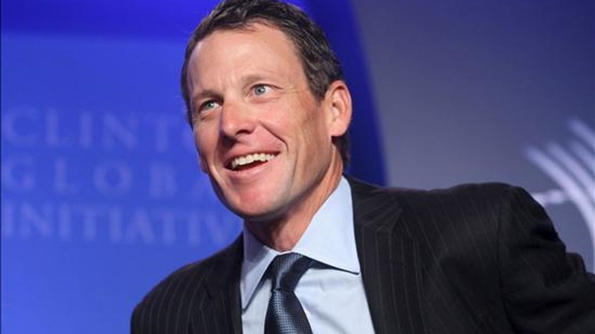 El ciclista estadounidense Lance Armstrong, fundador y presidente de la fundación contra el cáncer Livestrong, asiste a una reunión sobre esta enfermedad en el mundo desarrollado durante la segunda jornada de la Iniciativa Global Clinton en Nueva York (EE.UU.), este 22 de septiembre. EFE