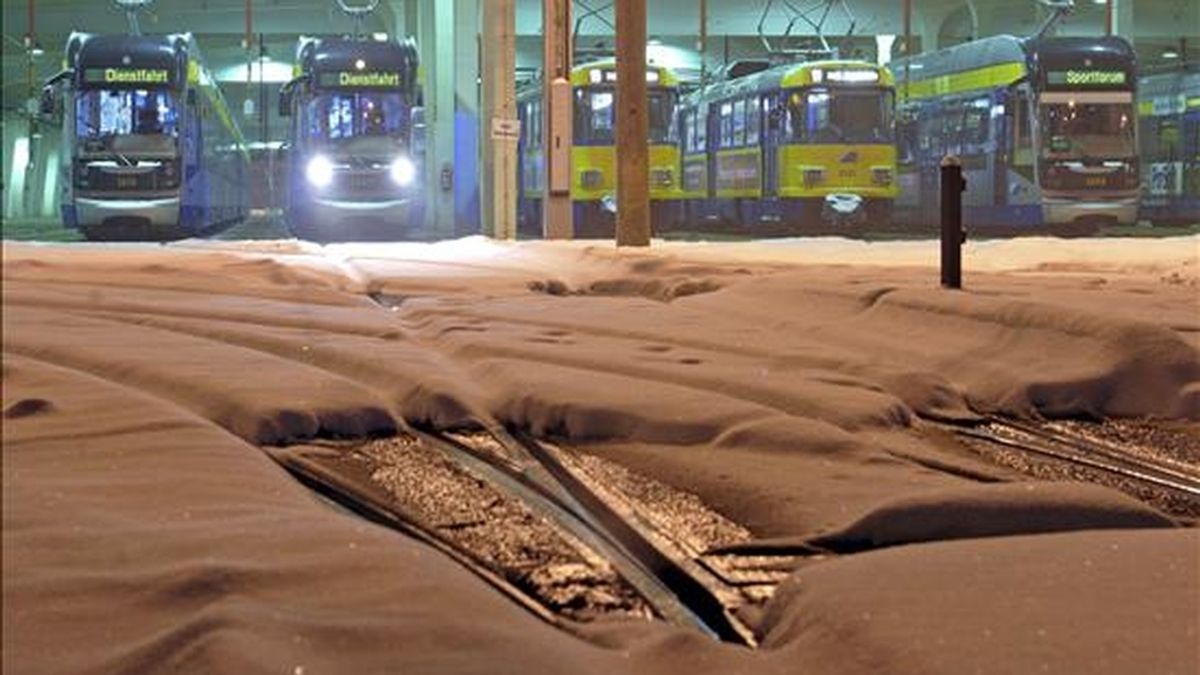 Una fotografía facilitada hoy, 9 de diciembre de 2010, que muestra la nieve que cubre los carriles del tranvía de Leipzig, Alemania. Las fuertes nevadas caídas sobre Alemania se cebaron hoy en las carreteras y tráfico ferroviario de todo el país, que quedó prácticamente cubierto de norte a sur bajo un grueso manto blanco. EFE