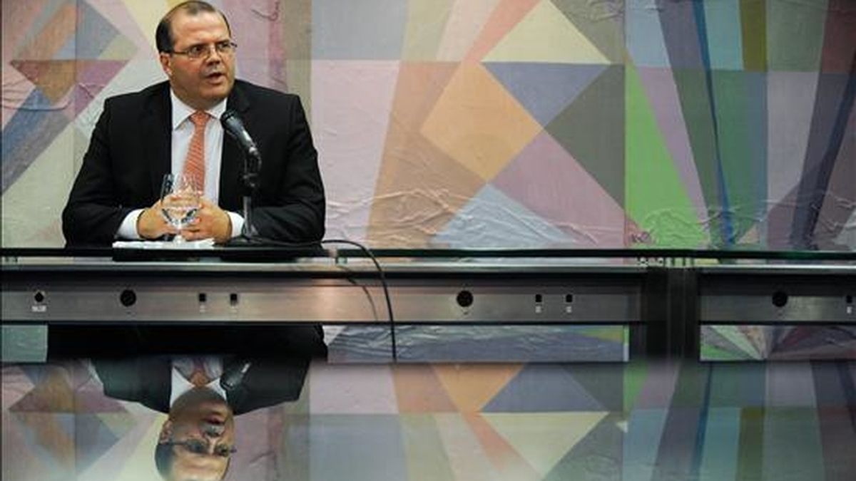 El futuro presidente del Banco Central de Brasil, Alexandre Tombini, habla el pasado 24 de noviembre de 2010, en Brasilia (Brasil). EFE/Archivo