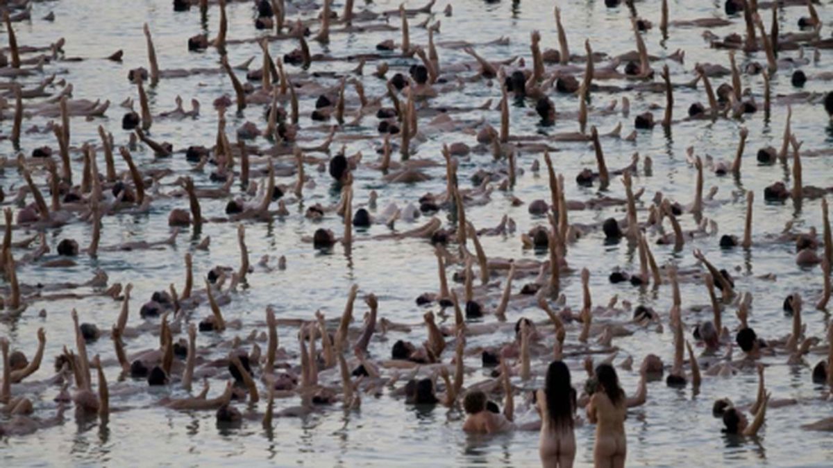 Los asistentes se introdujeron en las aguas a la espera de ser fotografiados. Foto: AP