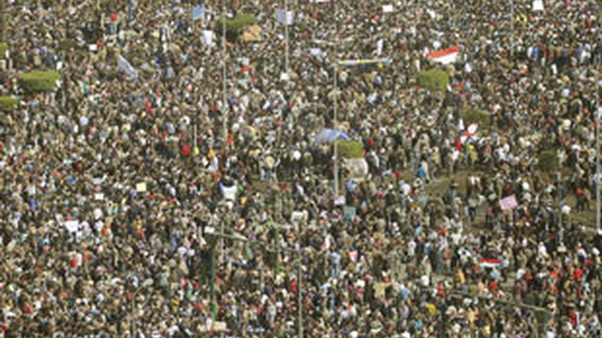 Los egipcios salen a la calle para pedir la dimisión de Mubarak. Video: Informativos Telecinco.