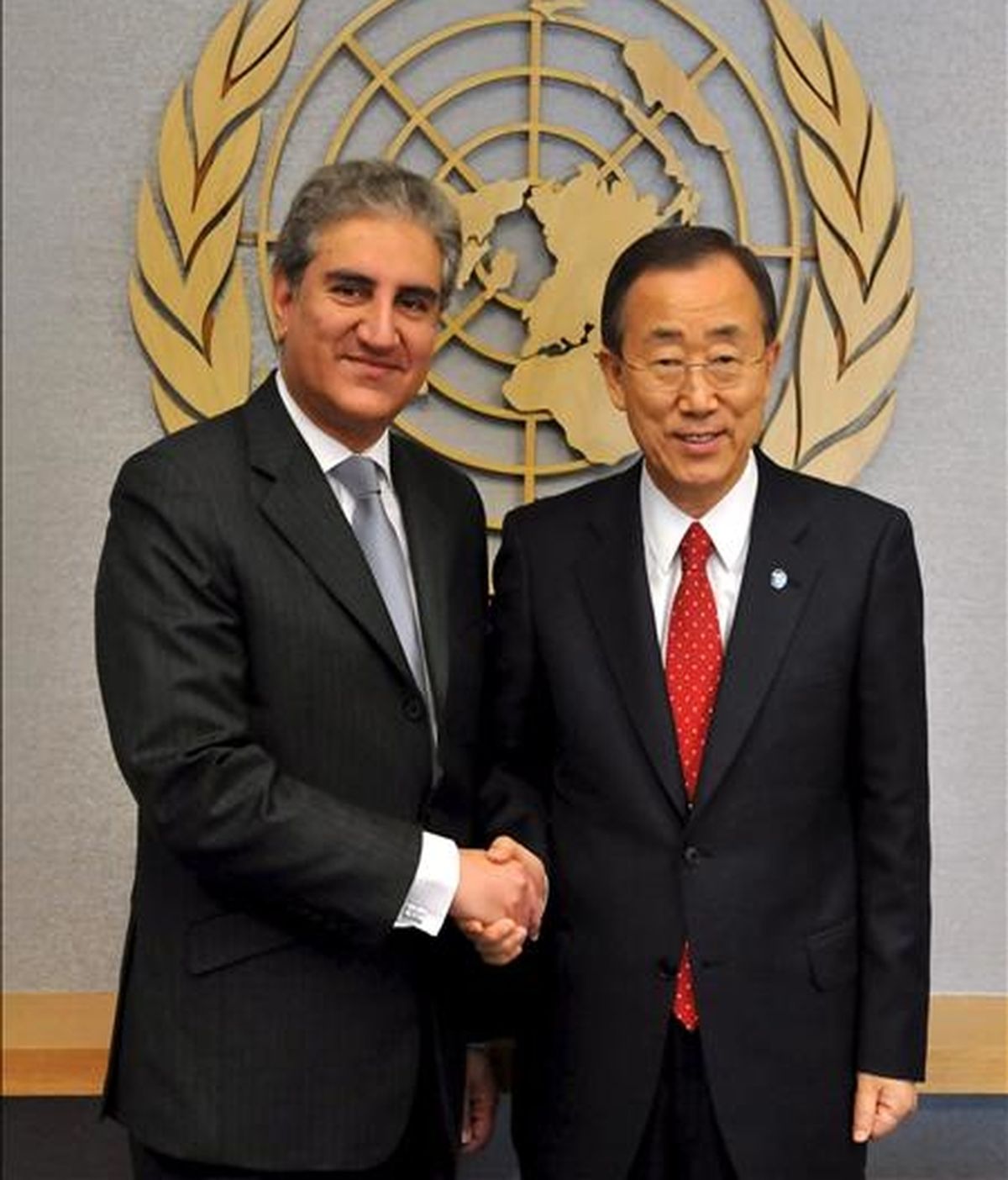 El ministro de Exteriores paquistaní, Makhdoom Shah Mehmood Qureshi (i) al secretario general de la ONU, Ban Ki-Moon, durante la cumbre de la ONU sobre los Objetivos de Desarrollo del Milenio en Nueva York, EE.UU., este 21 de septiembre. EFE