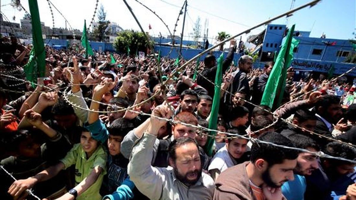 Imagen de la manifestación que el pasado viernes, 17 de abril, protagonizó un grupo de militantes de Hamás en el campo de refugiados de Jabaliya, al norte de la Franja de Gaza, en solidaridad con los presos palestinos encerrados en las cárceles israelíes. EFE/Archivo