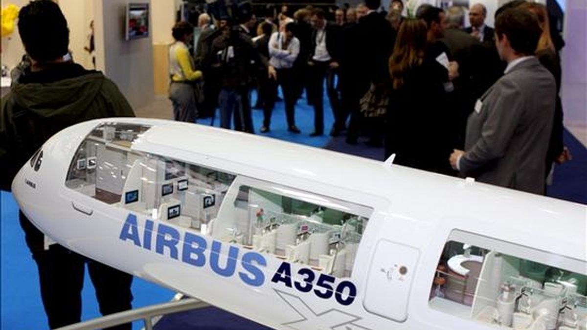 El fabricante aeronáutico europeo Airbus firmó hoy un contrato con el consorcio ruso Rostekhnologia para la compra de titanio por un valor de 4.000 millones de dólares. EFE/Archivo